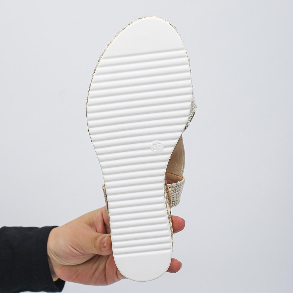 Женские сандалии на платформе с металлическими украшениями, лето 2024, модные сандалии на танкетке больших размеров, легкие нескользящие туфли-гладиаторы