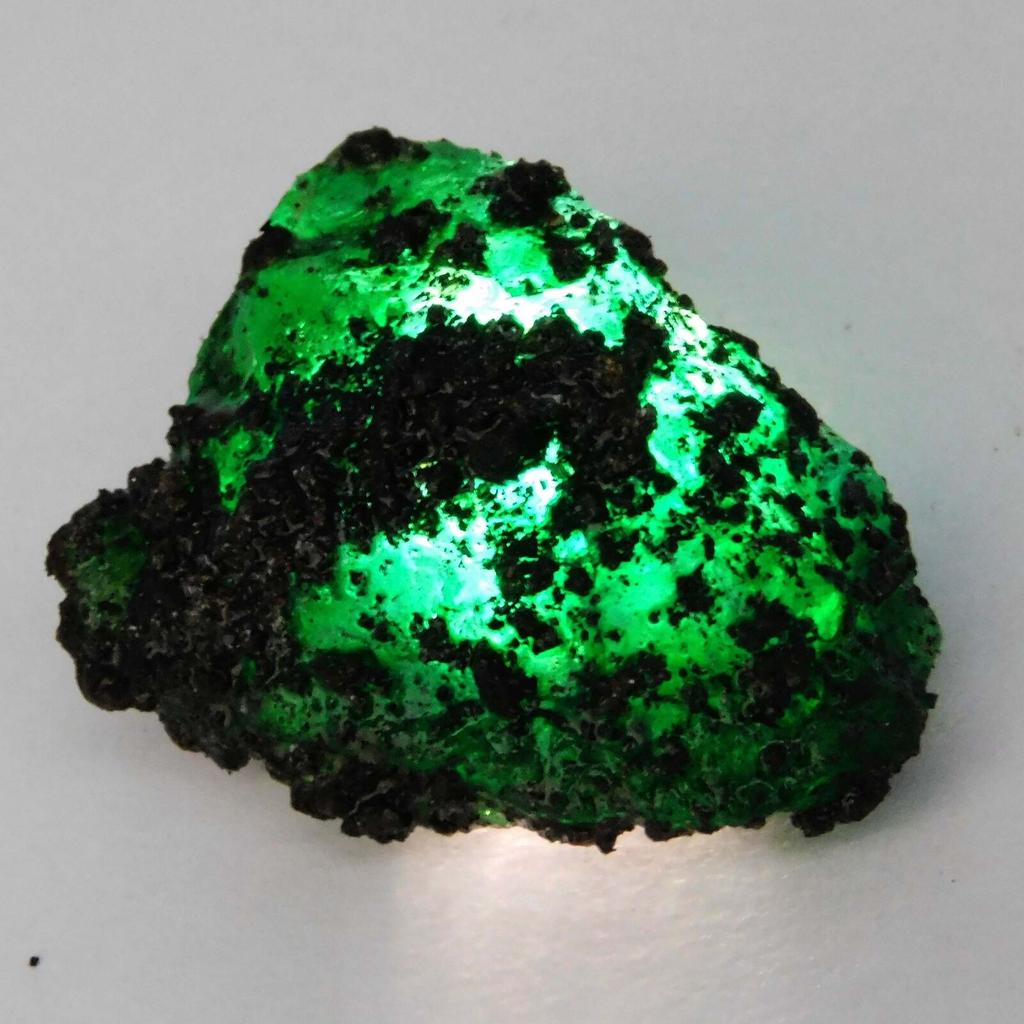 Natural Green Emerald Loose Gemstone Uncut Rough 143 ct for Lapidary and Gem Collections