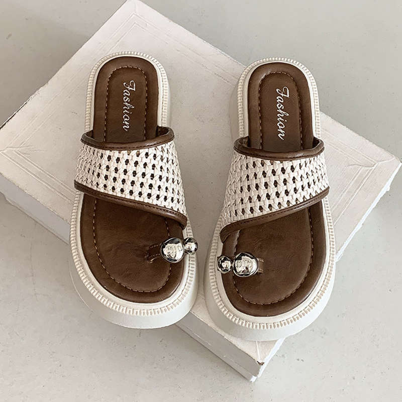 Ретро плетеные шлепанцы-щипки женские 2025 новые летние носить иностранные модные сандалии на толстой подошве с юбками римские туфли