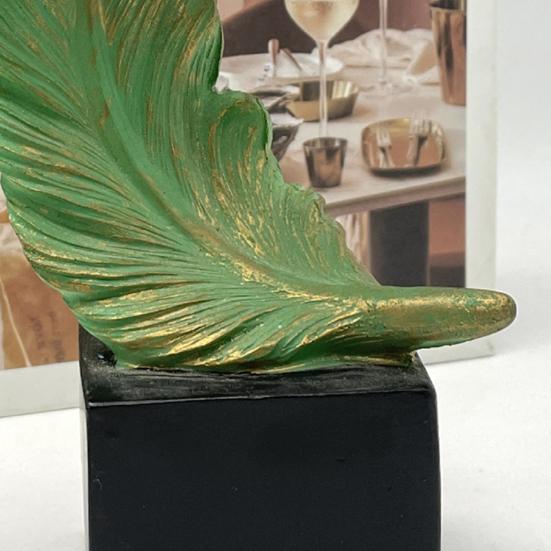 Artistic Feather Statue Modern Green White Feather Shape Resin Figurine Sculpture Home Office Desktop Decoration Ornament