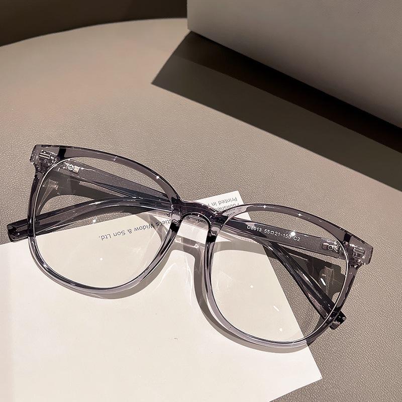 Очки в черной оправе при близорукости можно подобрать с градусами, большими круглыми глазами, простой оправой для глаз, защитой от излучения синего света, плоским светом