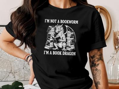 Я не книжный червь, я книжный дракон Футболка – Смешная фэнтезийная футболка с драконом, читающим книгу | Подарок для любителей книг и читателей