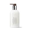 MOLTON BROWN Suede Oris Body Lotion 300 мл Сухой увлажняющий шипровый подарочный порошок [Официальный]