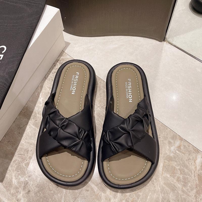 Внешняя торговля крутые тапочки женские летние для улицы 2025 новые модные универсальные на плоской подошве повседневные шлепанцы с одним ремешком на толстой подошве пляжные сандалии