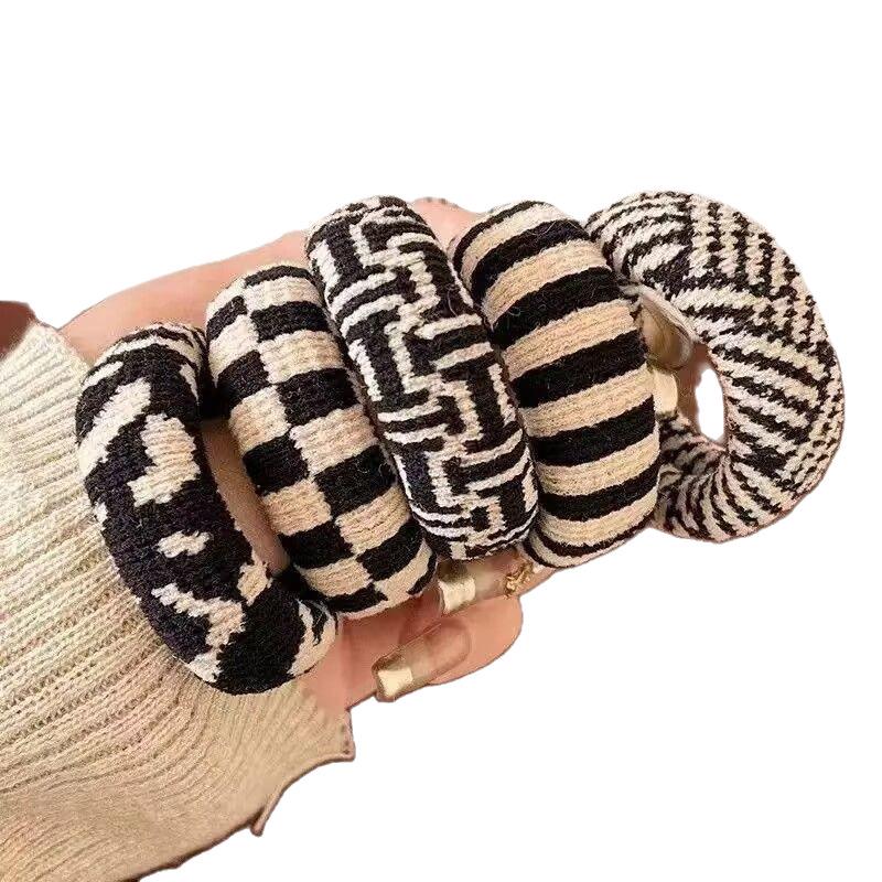 Объемная бесшовная резинка для волос из махровой ткани - Универсальная, Высокоэластичная, Не оставляет заломов и не повреждает волосы