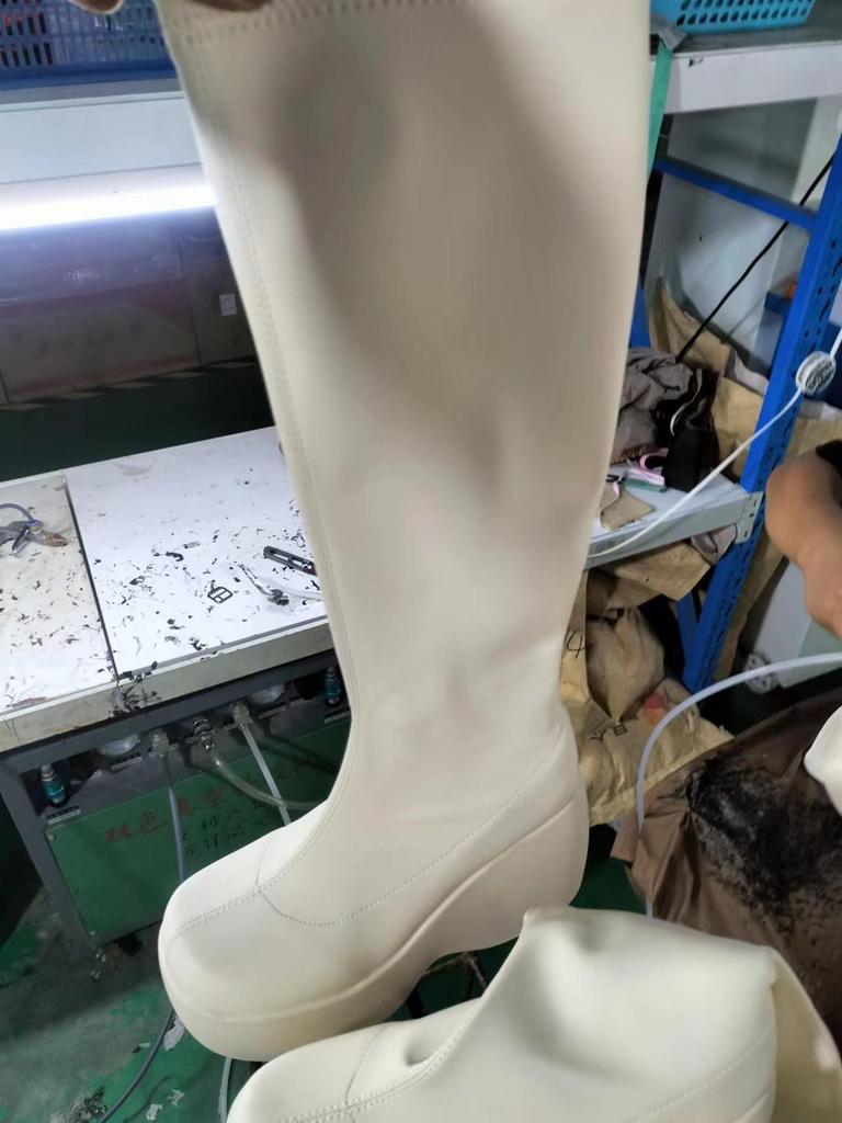 2022 Ботильоны на толстой платформе, клиновидном каблуке, с квадратным носком из кожи