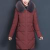Женская пуховая хлопковая куртка средней длины с большим шерстяным воротником