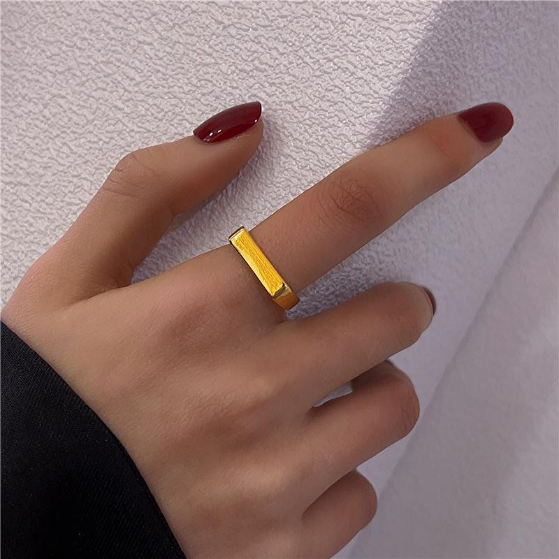 Женское высококачественное металлическое кольцо с мятой текстурой - уникальный дизайн, открытый стиль, легкая роскошь, простой, но элегантный аксессуар для широкого указательного пальца