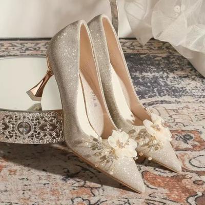 Модная женская обувь на тонком каблуке, осенняя новинка, с острым носком, с мелким вырезом, с блестками и цветком, противоскользящая, износостойкая, на высоком каблуке