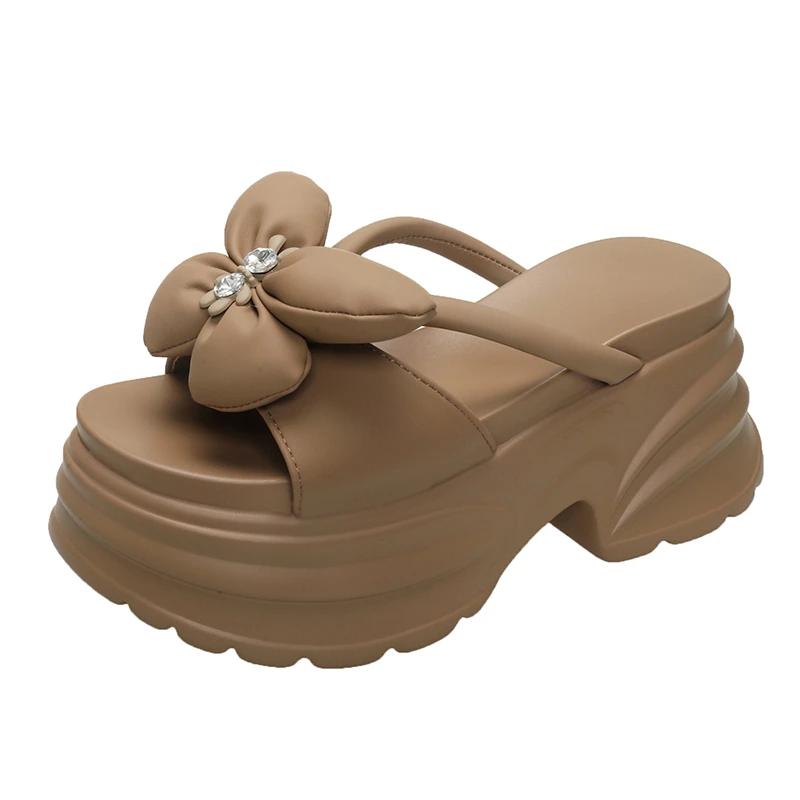 Модные 8,5 см Новые летние кожаные тапочки Женские уличные сандалии на массивной подошве 2025 Модные танкетки Платформенная обувь Женские балетки Пляжные шлепанцы