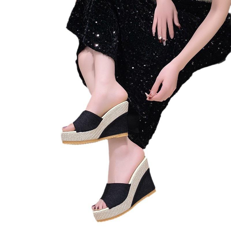 Внешняя торговля женская обувь больших размеров лето новая однотонная танкетка большой размер крутые шлепанцы женские 2025 горячая распродажа модные уличные сандалии