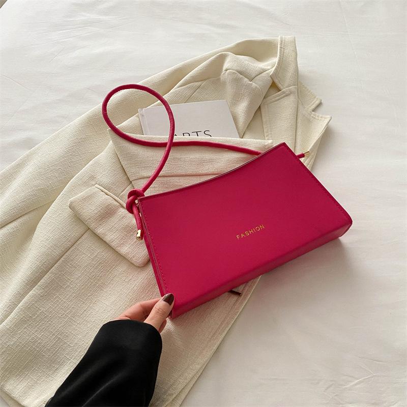 Модная повседневная маленькая квадратная сумка через плечо для женщин, нишевый дизайн, летняя новая тенденция 2024 года, простая сумка через плечо для женщин