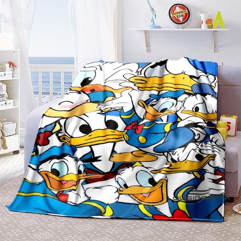 This Donald Duck cartoon print blanket is warm and comfortable, suitable for adults, and is an ideal choice for occasions such
