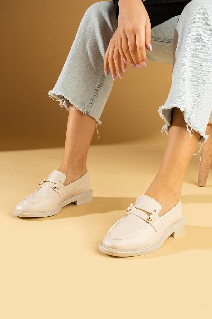 Удобные женские лоферы из металла с аксессуарами 024-786-24