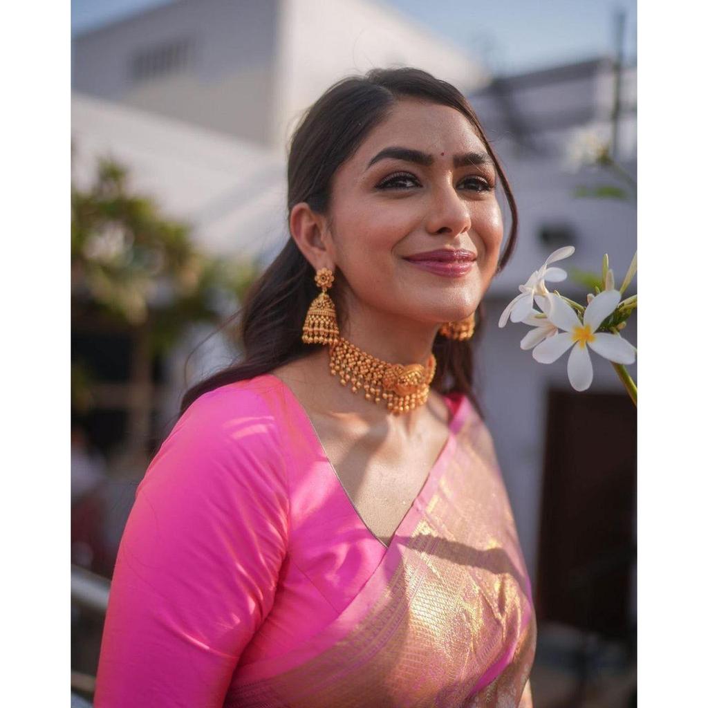 Это красивое сари элегантно украшено великолепным жаккардовым плетением, которое придает образу идеальный вид.