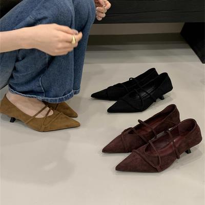 Остроносые маленькие туфли на низком каблуке 2025 осень новая темпераментная замшевая модная универсальная ретро тонкая обувь для работы