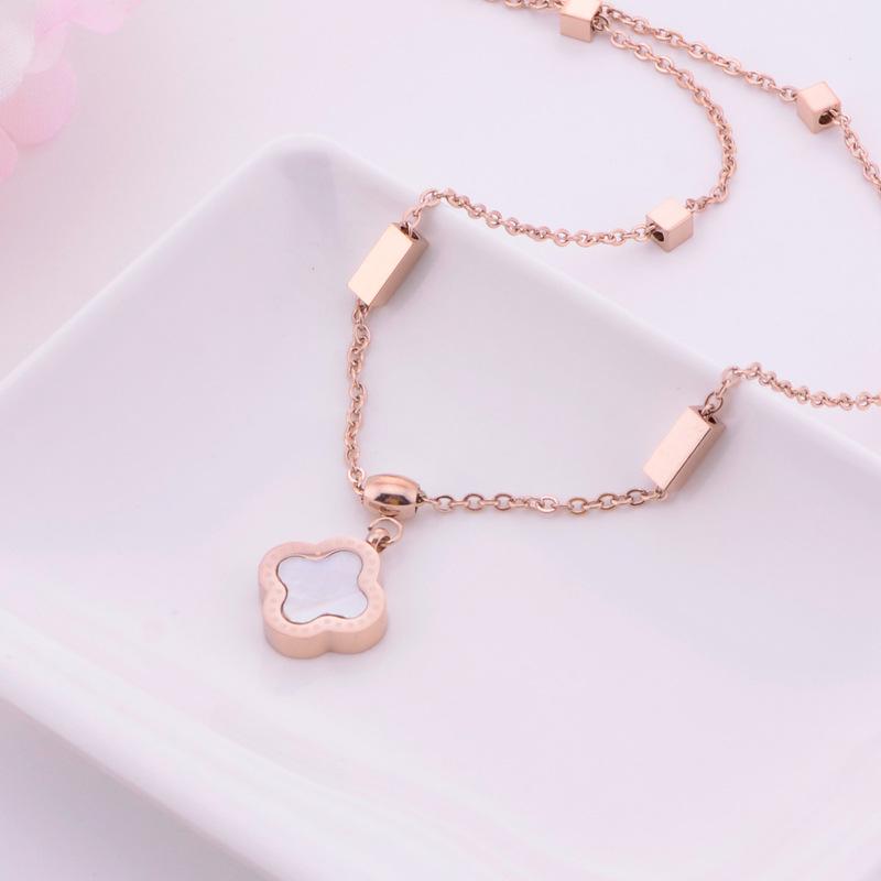 Ожерелье-ключица из розового золота с четырехлистным клевером