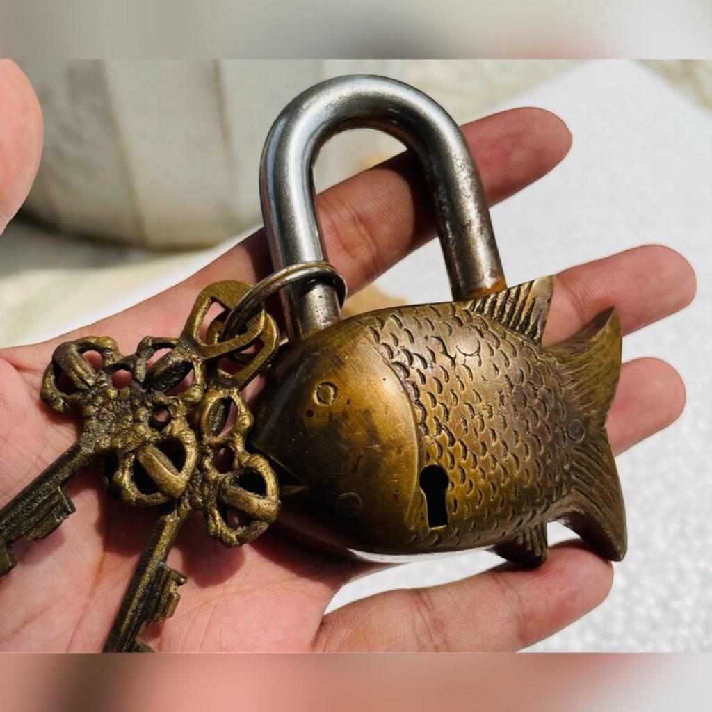 Замок из латуни с дизайном «Рыба» и ключами: Изготовленное вручную, уникальное и функциональное — очаровательное решение для обеспечения безопасности.