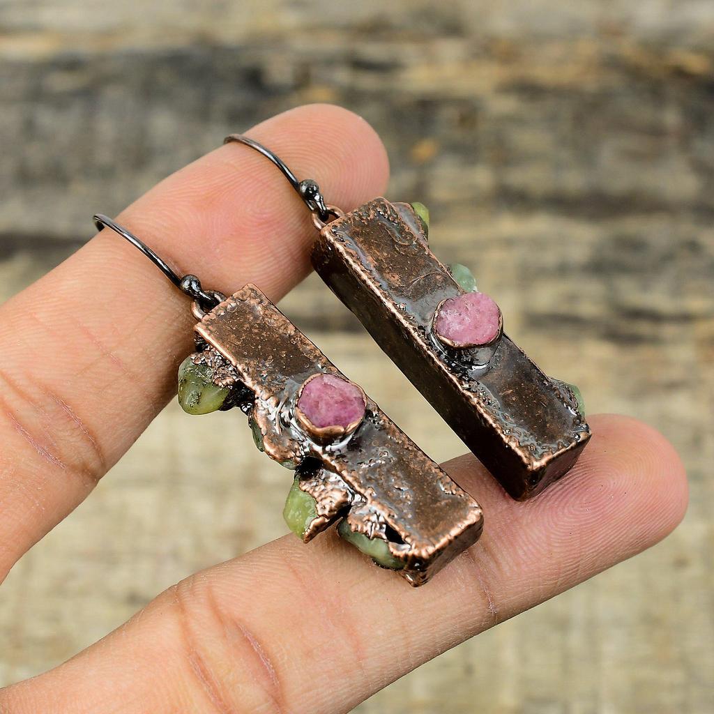 Розовые и зеленые грубые серьги с турмалином, медные серьги, полученные гальваническим способом, ювелирные изделия ручной работы, серьги с драгоценными камнями для подарка, ювелирные изделия из гальванической меди
