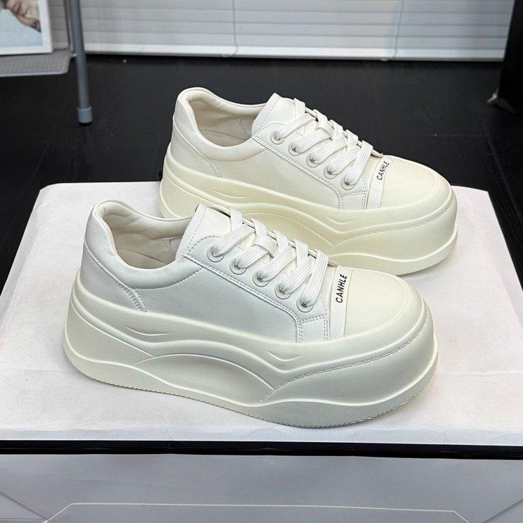 Европейские повседневные маленькие белые туфли женские весна 2025 новые модные туфли на шнуровке на платформе маффин борд спортивные туфли с увеличенным голенищем