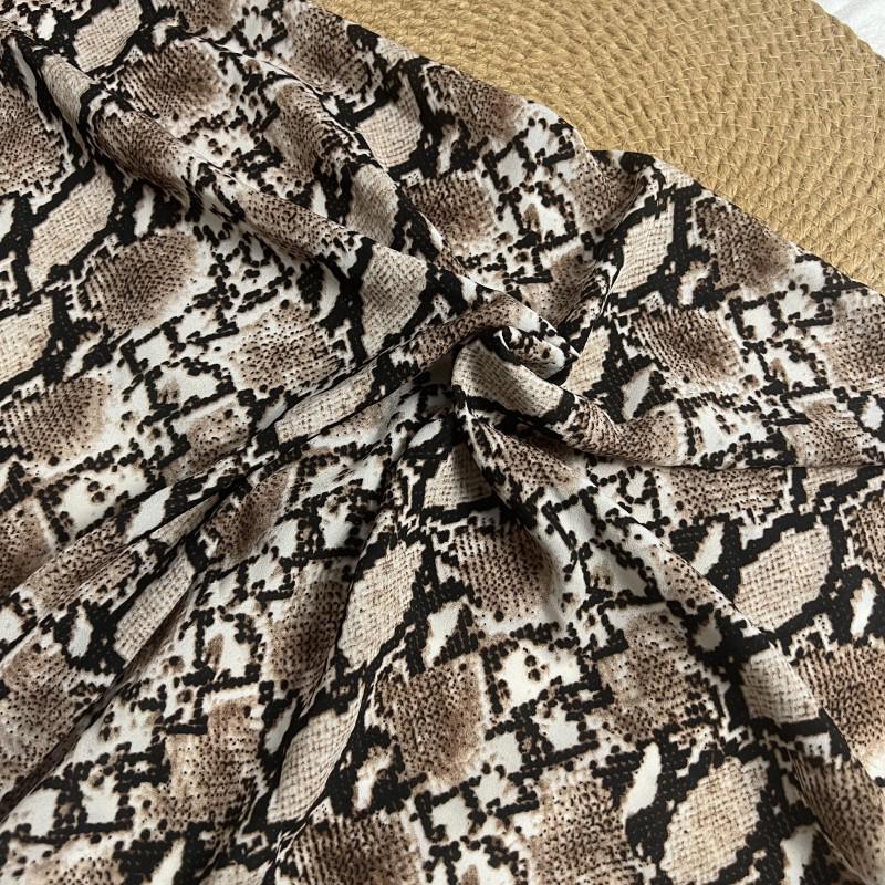 Эластичная фактурная ткань со змеиным принтом для весенне-летних платьев