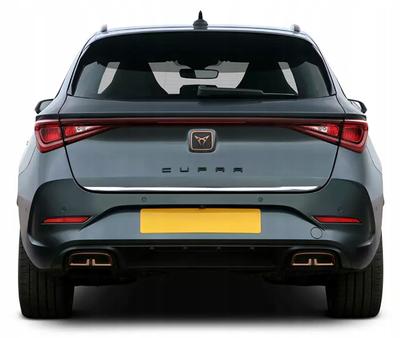 Cupra Leon IV 4 Kombi — Хромированная отделка багажника — Акцент на задней двери — Деталь задней части автомобиля премиум-класса — Усилитель блеска