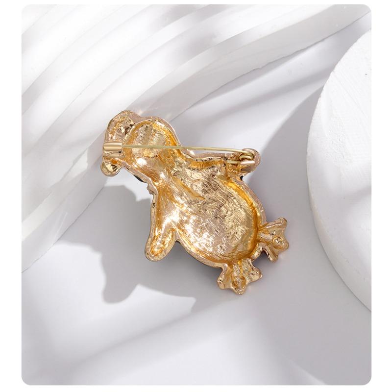 New Christmas penguin brooch, fashionable and cute, animal holiday clothing accessories, chest flower, collar pin