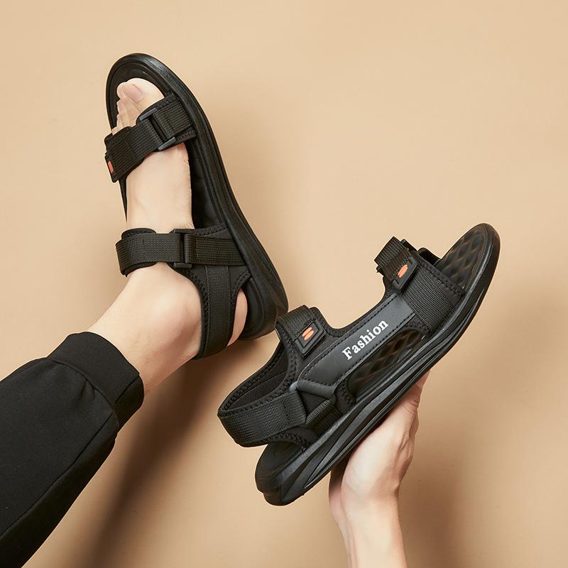 Летние сандалии мужские новые модные модные универсальные мужские пляжные туфли с мягкой подошвой для отдыха на открытом воздухе