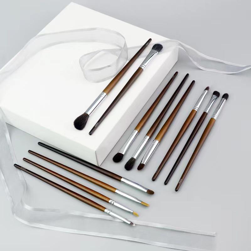 Скошенная кисть для макияжа из шерсти животных для теней, растушевки, консилера и нанесения на губы и брови.