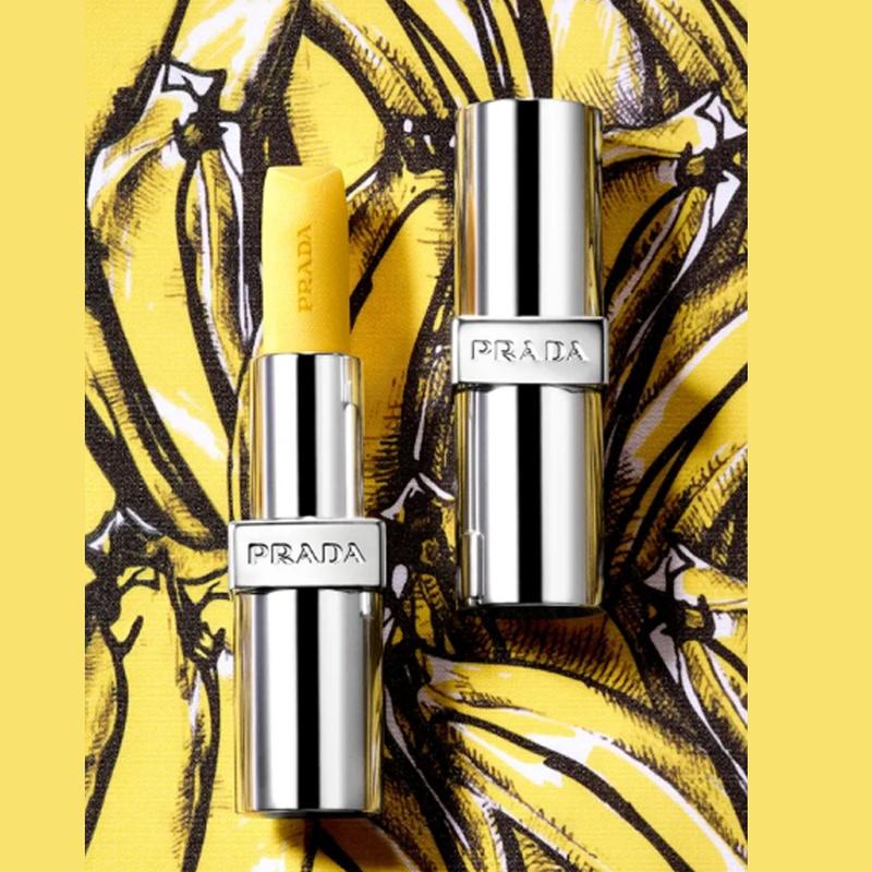 Prada Двухцветный набор помад, легко наносимый натуральный цвет, подарочная коробка с помадой Набор из двух предметов: U002 банановая помада 3,8 г + U020 светло-красная помада 3,8 г