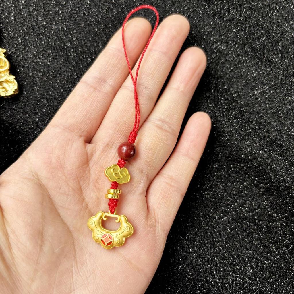 Древний золотой брелок-подвеска с красной веревкой на удачу