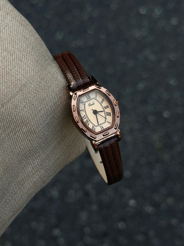 Vintage Roman Numeral Quartz Women Watch Leather Strap Ladies Wristwatch Retro Barrel Dial Elegant Dress Watches Daily Gift