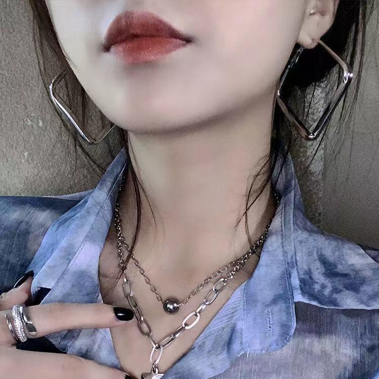 Европейские и американские классические ретро-серьги из металла для женщин - шикарный холодный стиль, элитные ювелирные изделия знаменитостей