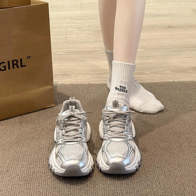 На фото маленькие ножки, белые универсальные туфли для пап на платформе, увеличивающие рост, женская легкая универсальная спортивная обувь 2025 года