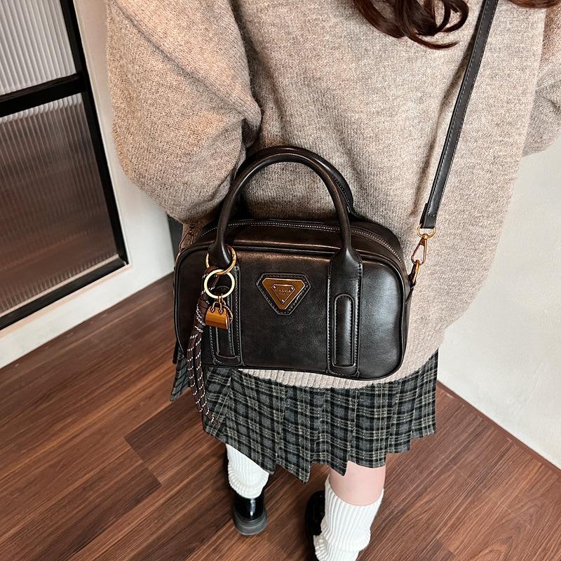 Premium Retro Handbag Women's New Autumn and Winter New Shoulder Messenger Bag Popular Pillow Bag