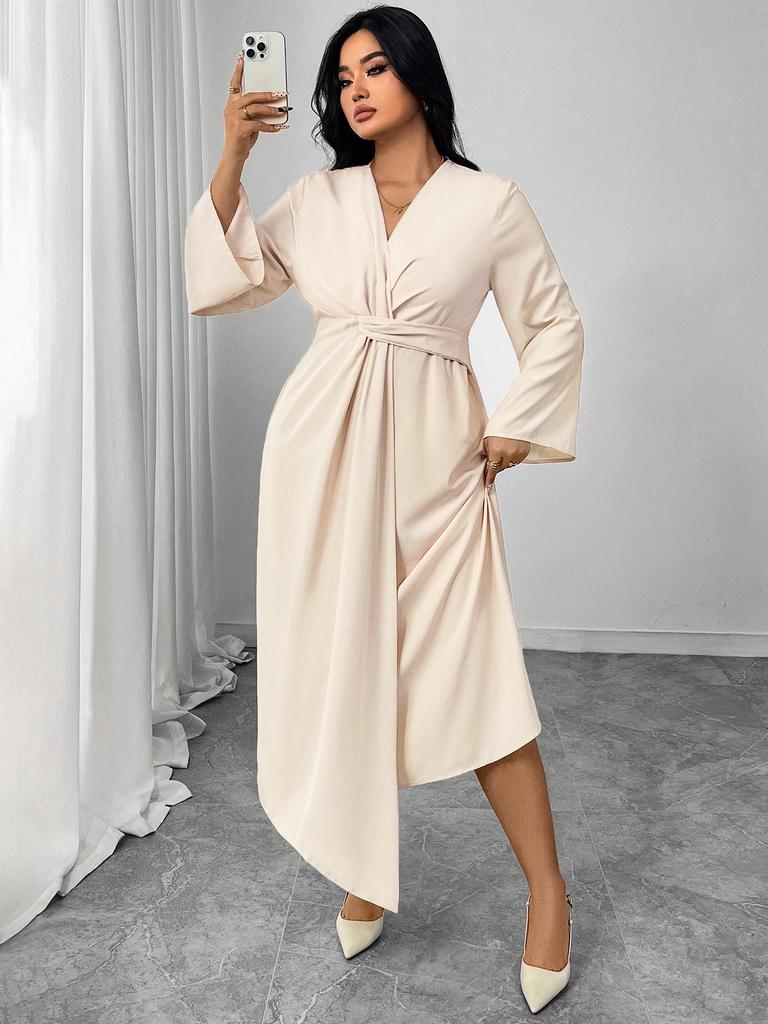 Элегантное облегающее платье с длинными рукавами, подчеркивающее талию, с асимметричным подолом