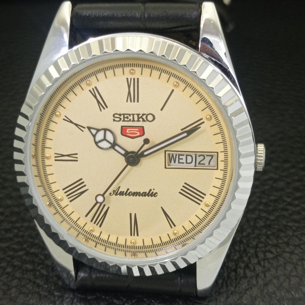 ЯПОНСКИЕ ВИНТАЖНЫЕ ОТРЕМОНТИРОВАННЫЕ МУЖСКИЕ АВТОМАТИЧЕСКИЕ ЧАСЫ SEIKO 5 С РИМСКИМИ ЦИФРАМИ a442076-1