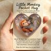 Брелок-игрушка Little Monkey Pocket Hug с милым детенышем обезьянки, держащим в руках карточку с позитивными словами. Эмоциональная поддержка. Вдохновляющий подарок для друзей и любимых.