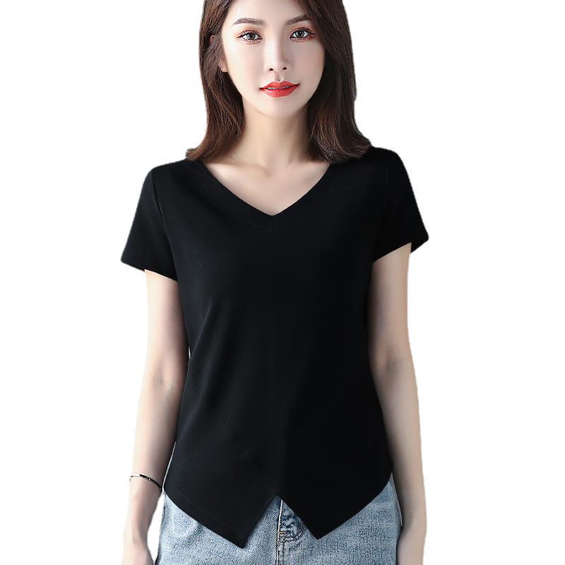Черная футболка с V-образным вырезом и неровным подолом, короткими рукавами - корейская мода 2022 года