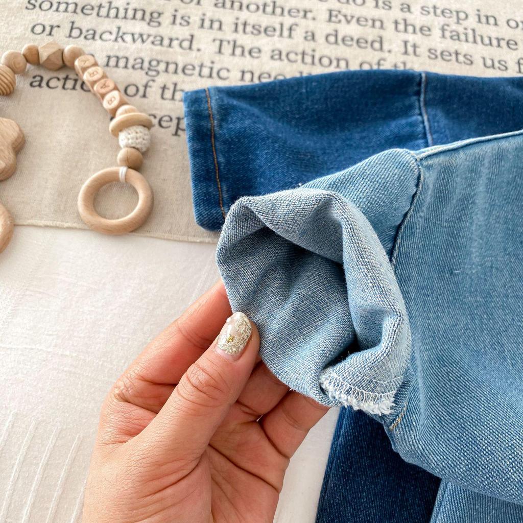 Baby Romper: Soft Denim, Turn-Down Collar, Snap Closure, Stylish Jumpsuit for 0-2 Years, Perfect for Spring & Autumn.