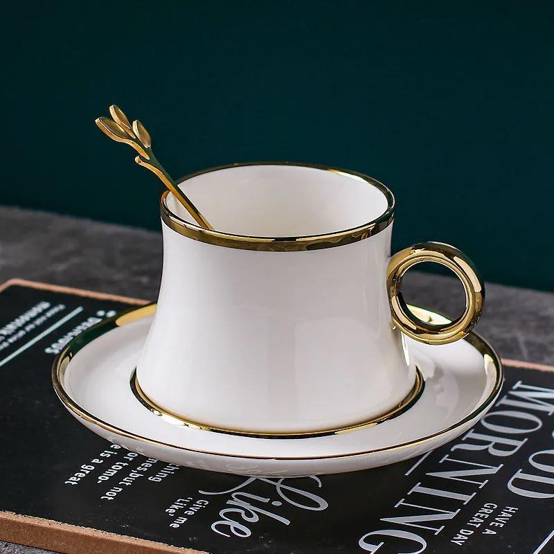 Керамический кофейный набор в европейском стиле – маленькая роскошная фарфоровая чашка с блюдцем и ложкой, дизайн с золотым ободком
