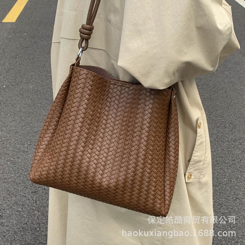 Сумки Женские сумки-тоут Большая вместимость мессенджер 2025 Новые ретро универсальные сумки через плечо Популярные сумки-ведра в этом году