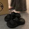 Женские шлепанцы из мягкой кожи на толстой подошве для уличной носки лето 2025 новая мода высокого класса универсальные шлепанцы на одном ремешке женские повседневные сандалии