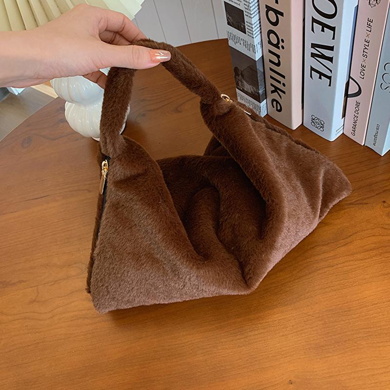 Женские сумки, плюшевые сумки, плюшевые сумки, нишевые сумки через плечо в иностранном стиле, модные и универсальные сумки подмышками