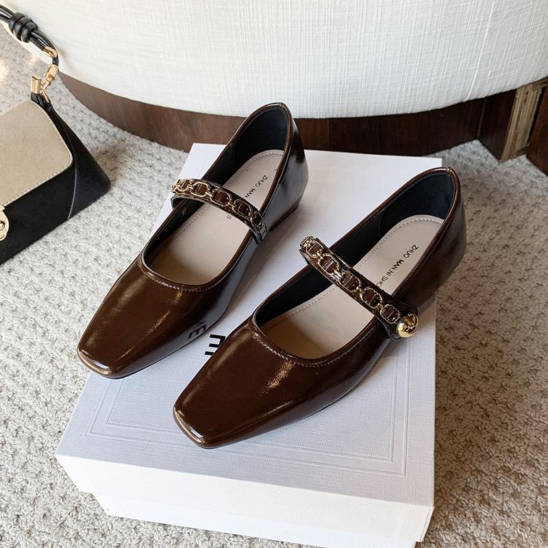 Французские туфли Мэри Джейн женские 2025 новые популярные весенне-летние с юбкой ремешок на одно слово низкий каблук одинарные туфли с открытым верхом маленькие кожаные туфли