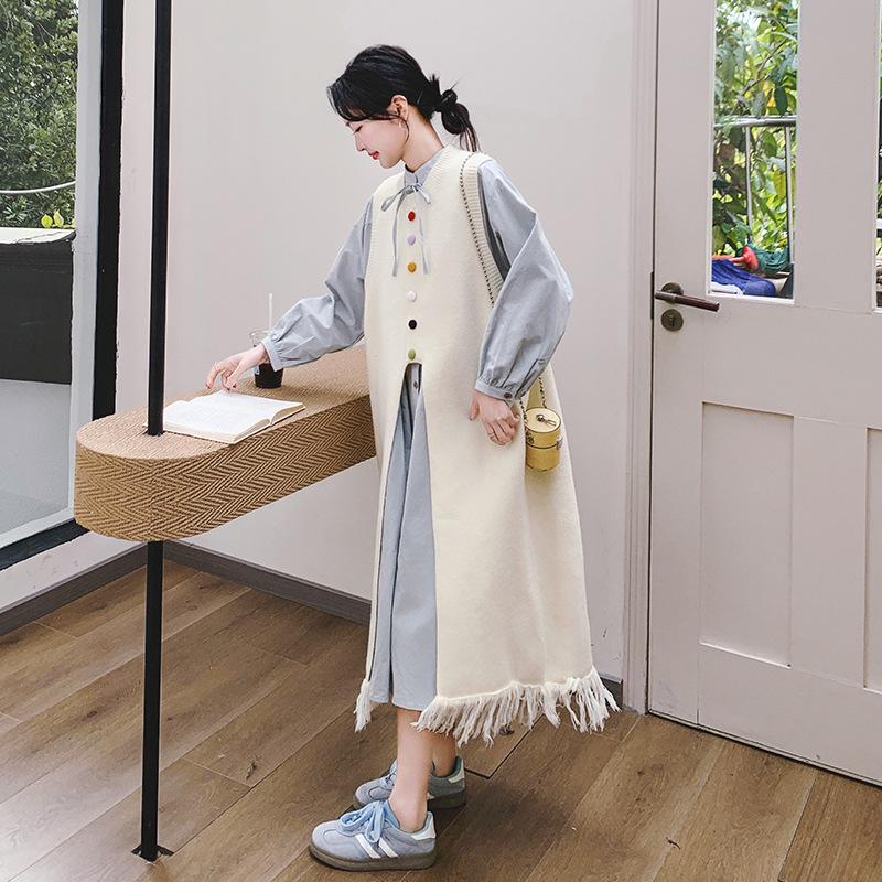 Женский комплект из двух частей весна-лето 2025 года: Платье-рубашка с цветными пуговицами и трикотажный жилет с кисточками