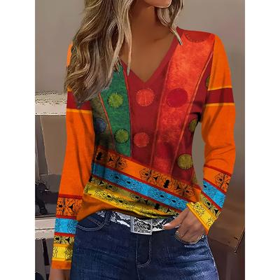 Стильная и элегантная этническая футболка с V-образным вырезом, в стиле ретро, с цветной блочной строчкой и графической термопечатью.