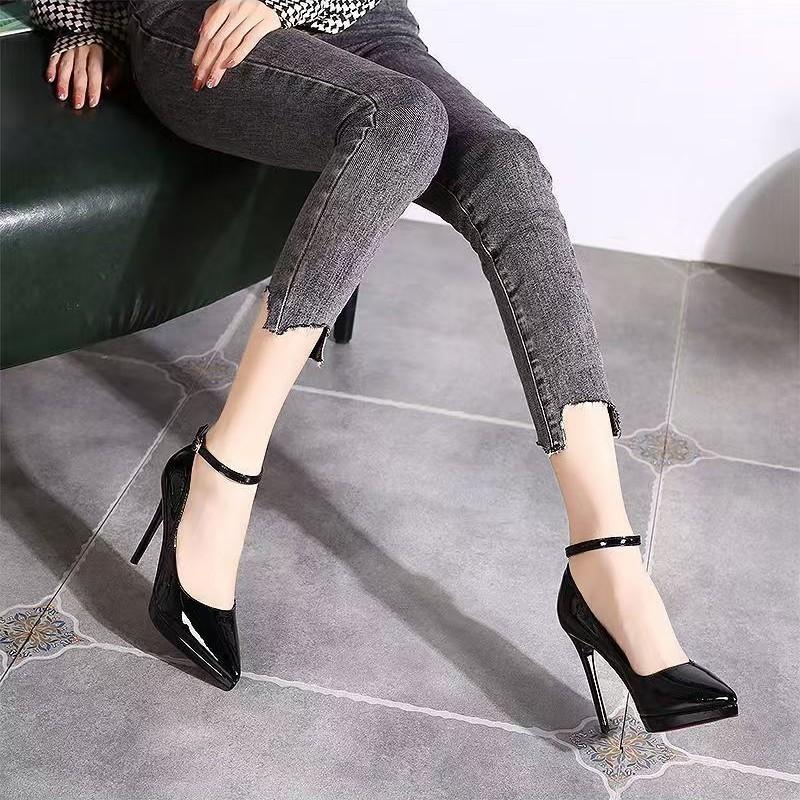 Лето 2025 новый каблук с пряжкой из одного слова женские туфли большого размера женские европейские и американские сандалии модный европейский и американский стилет