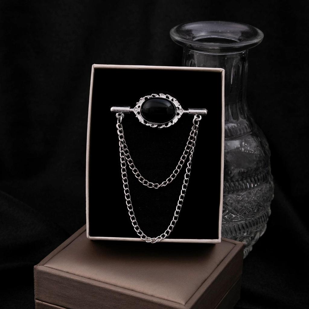 Мужская брошь-корона с двойной кисточкой-цепочкой и стразами