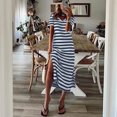 Черно-белое полосатое платье с V-образным вырезом и короткими рукавами